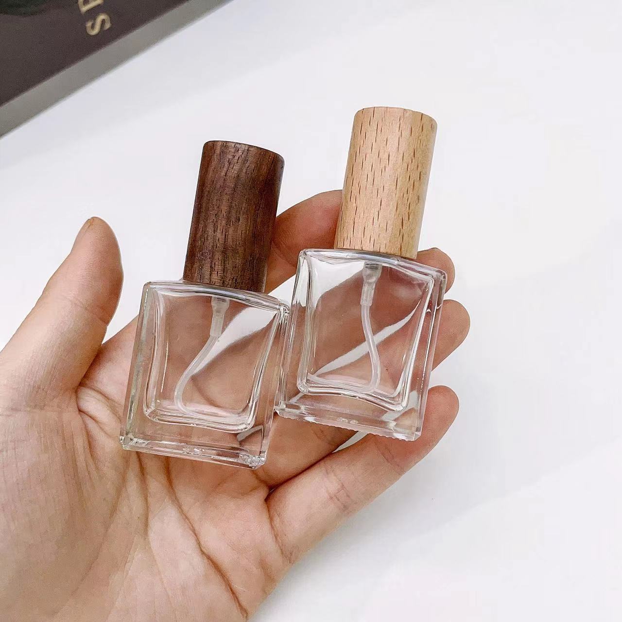 ガラスフレグランススプレー,ポータブル,正方形,詰め替え可能 - Perfume Fragrance Ingredients のレビューと価格