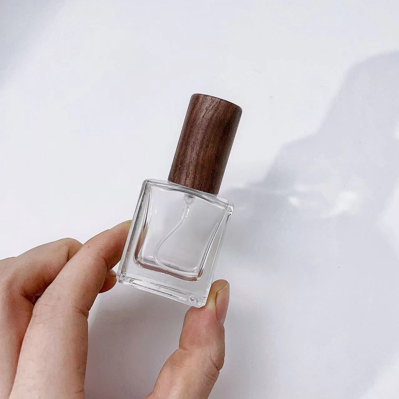 ガラスフレグランススプレー,ポータブル,正方形,詰め替え可能 - Perfume Fragrance Ingredients のレビューと価格